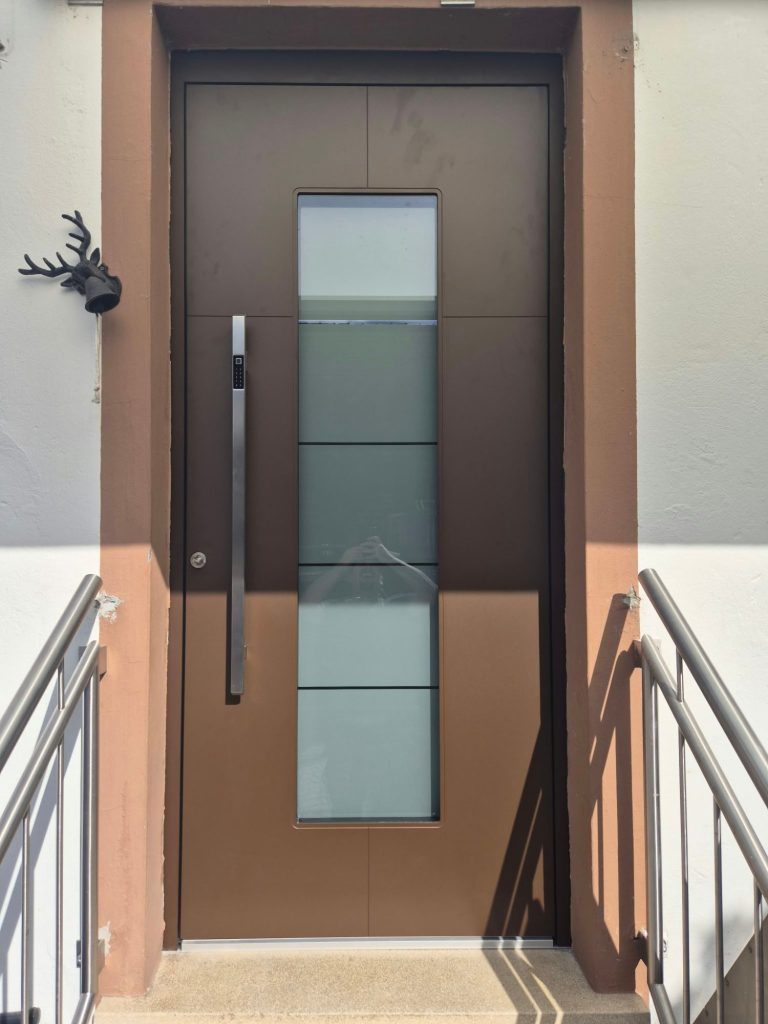 Neue moderne Aluminium-Haustür mit satiniertem Glasstreifen nach dem Austausch